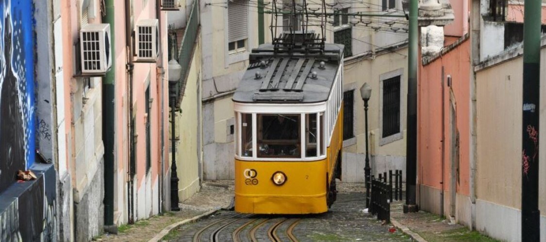 Vivi Lisbona senza stress: Trasporti illimitati e accesso in oltre 50 attrazioni in un unico pass