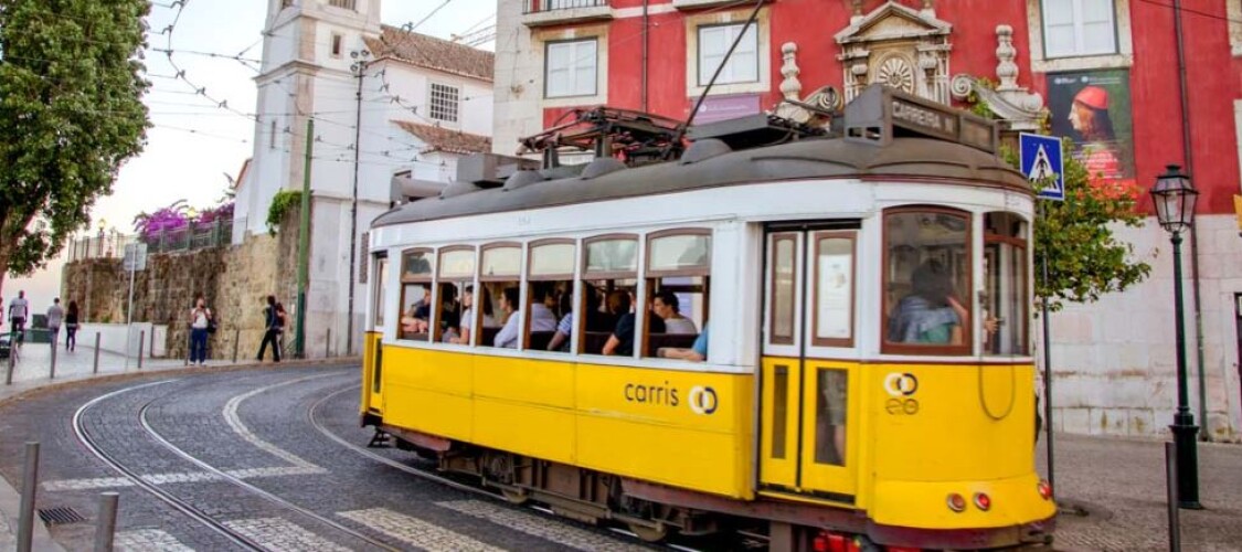 Vivi Lisbona senza stress: Trasporti illimitati e accesso in oltre 50 attrazioni in un unico pass