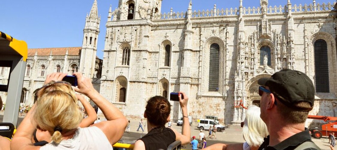 Vivi Lisbona senza stress: Trasporti illimitati e accesso in oltre 50 attrazioni in un unico pass
