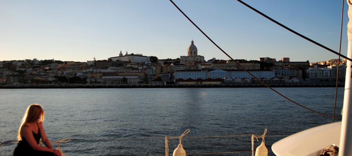 Tour in barca al tramonto con transfer e drink: Ammira Lisbona dal Tago!