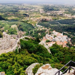 Il Castello dei Mori e la muraglia nel verde