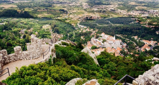 Il Castello dei Mori e la muraglia nel verde