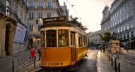 Chiado tram 28 foto di Javier G Valdivia via flickr