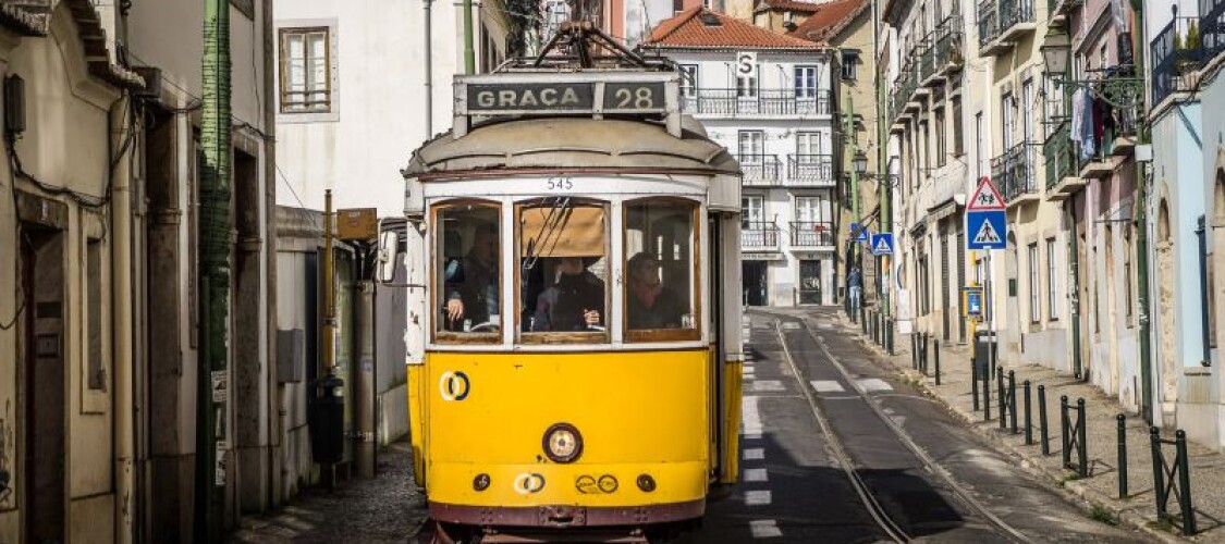 Vivi Lisbona senza stress: Trasporti illimitati e accesso in oltre 50 attrazioni in un unico pass