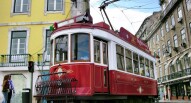 Tram turistico tra le colline di Lisbona