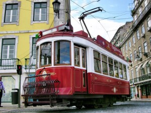Tram turistico tra le colline di Lisbona