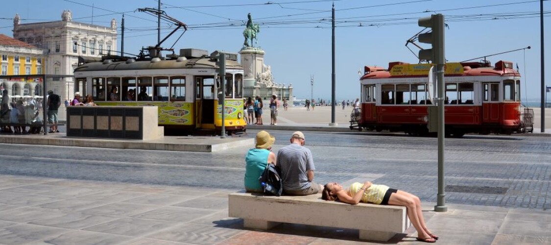 Vivi Lisbona senza stress: Trasporti illimitati e accesso in oltre 50 attrazioni in un unico pass